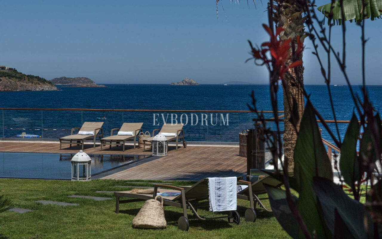 Yalıkavak'ta denize sıfır, özel iskeleli lüks villa