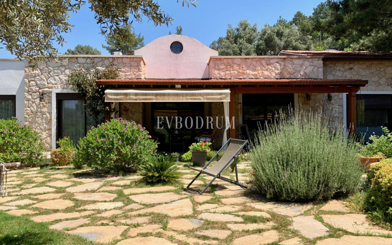 Yalıçiftlik’te tek katlı, bahçeli müstakil ev