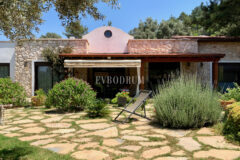 Yalıçiftlik’te tek katlı, bahçeli müstakil ev