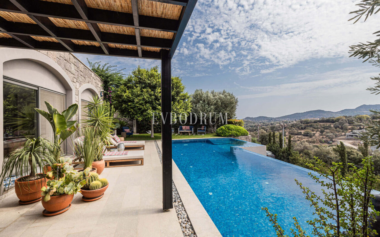 Merkezi lokasyonda zarif, tek katlı, havuzlu villa