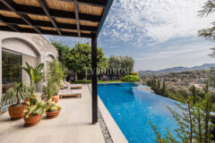 Merkezi lokasyonda zarif, tek katlı, havuzlu villa