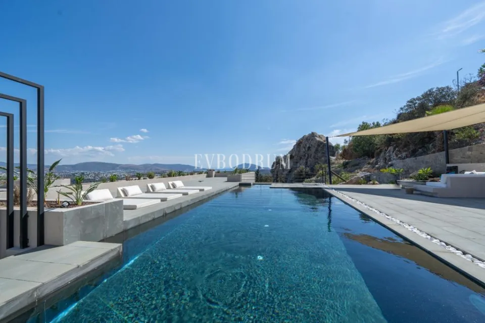 Bitez’de özel havuzlu, geniş ve lüks villa