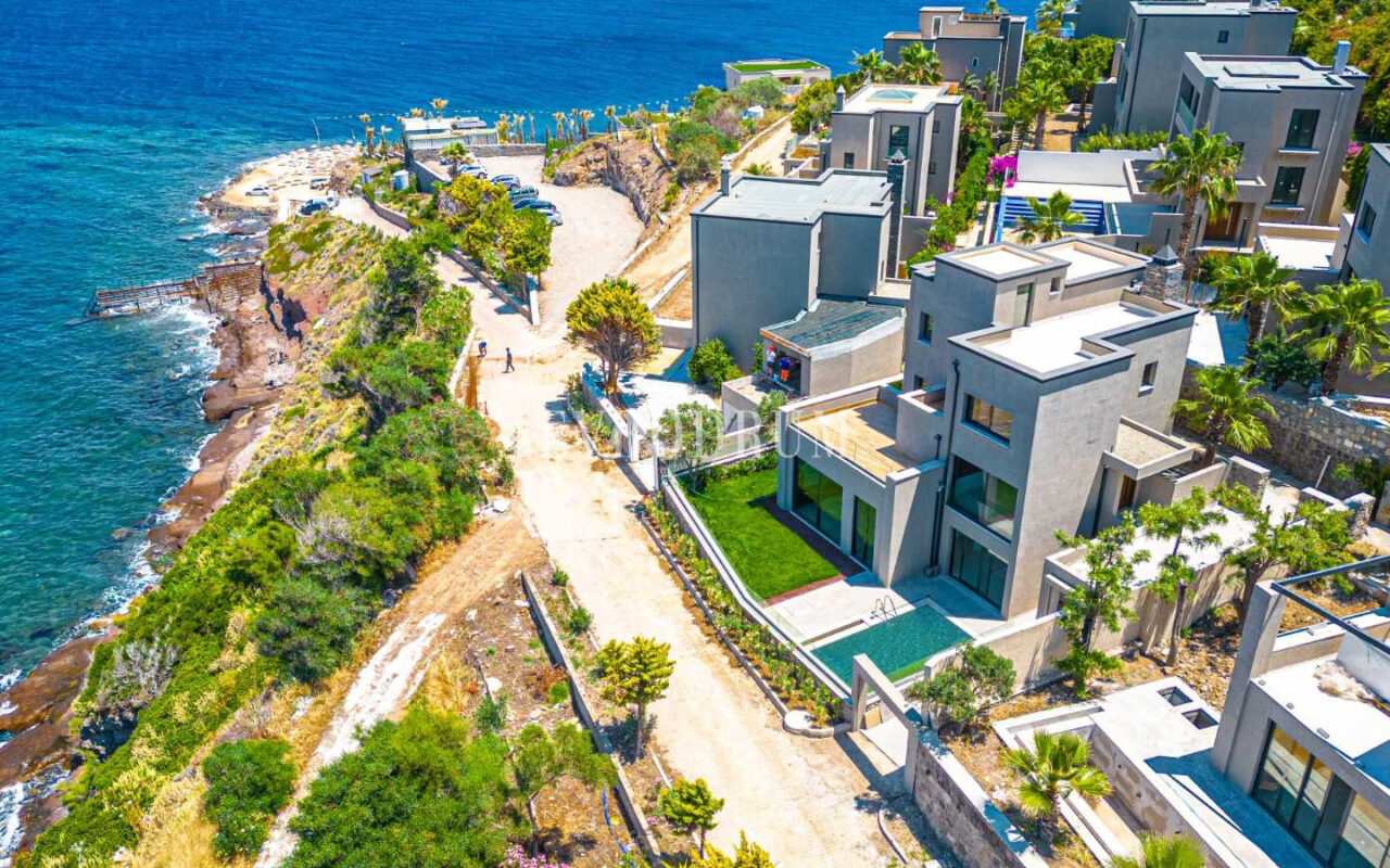 Ön sırada, havuzlu ve plaja erişimli yeni villa