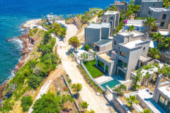 Ön sırada, havuzlu ve plaja erişimli yeni villa