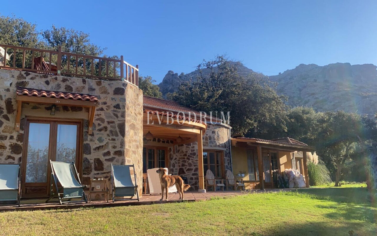 Gümüşlük, Karakaya’da bahçe içinde müstakil taş villa