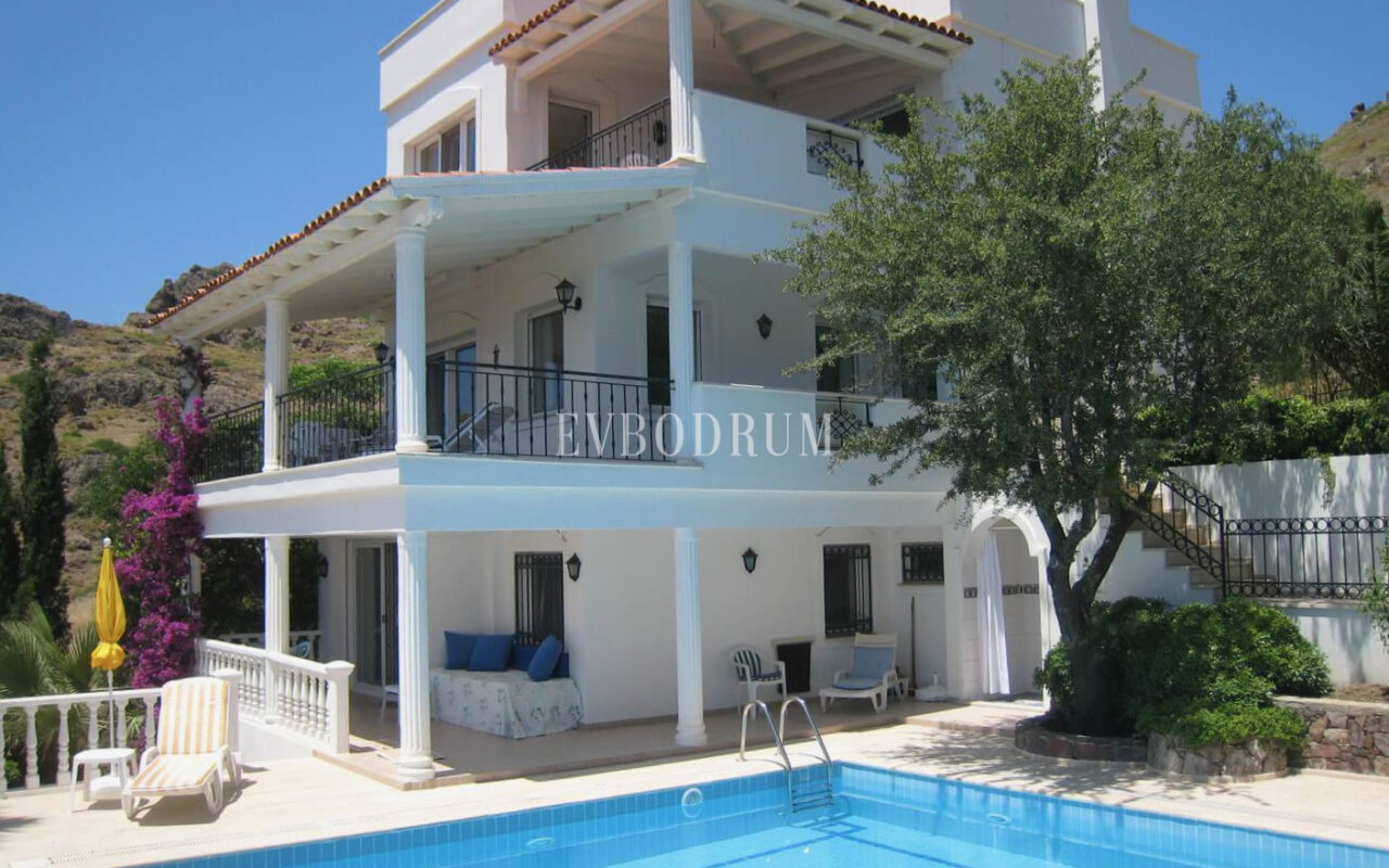 Yalikavak Küdür, önü kapanmaz deniz manzaralı 3 katlı villa