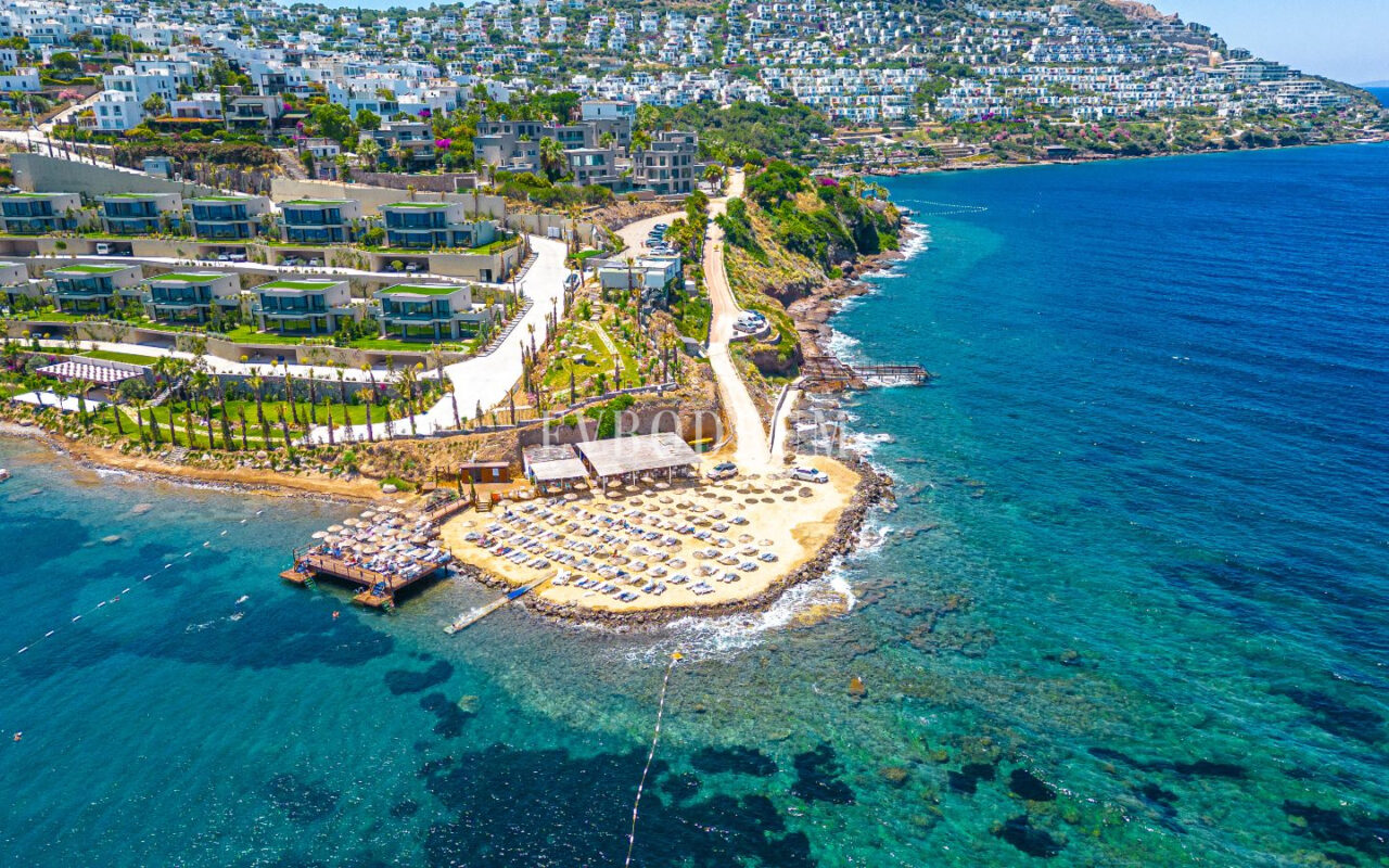 Ön sırada, havuzlu ve plaja erişimli yeni villa