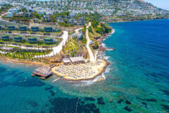 Ön sırada, havuzlu ve plaja erişimli yeni villa