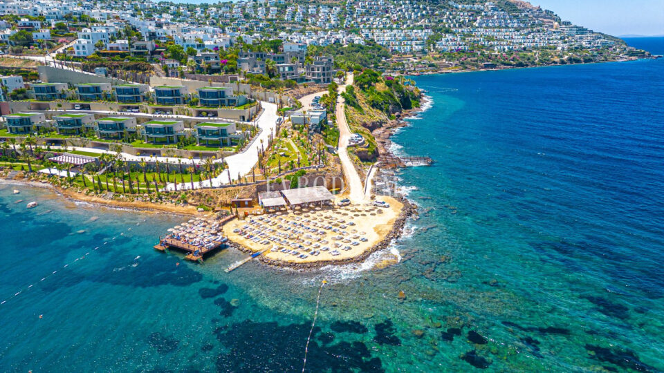 Ön sırada, havuzlu ve plaja erişimli yeni villa – Görsel 2