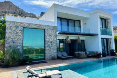 Gündoğan’da manzaralı, havuzlu lüks villa