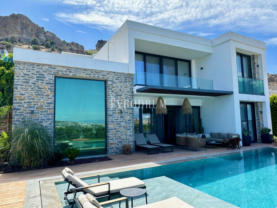 Gündoğan’da manzaralı, havuzlu lüks villa