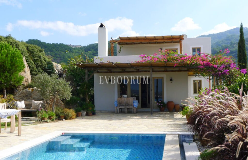 Havuzlu ve Panoramik Deniz Manzaralı Şık Ev – Görsel 3