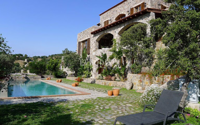 Özel havuzlu kiralık taş villa – Görsel 4