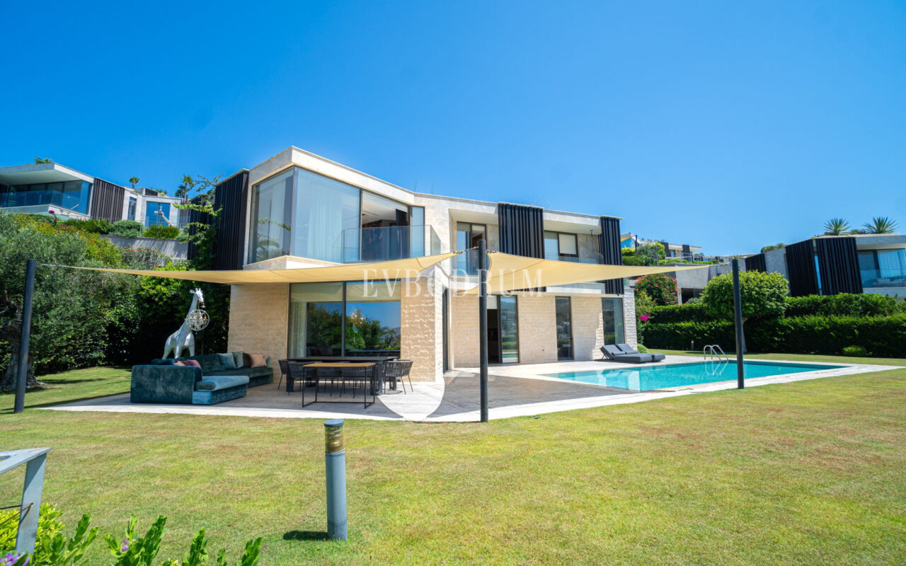 Plajlı sitede, özel havuzlu villa