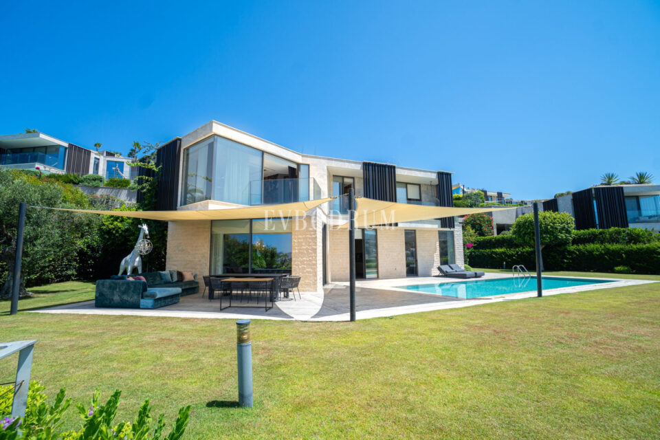 Plajlı sitede, özel havuzlu villa