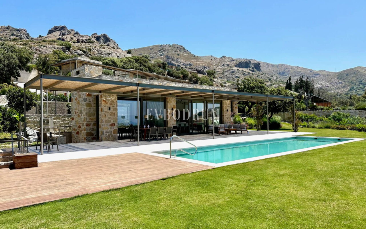 Modern, havuzlu ve geniş bahçeli villa