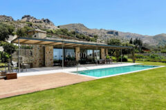 Modern, havuzlu ve geniş bahçeli villa