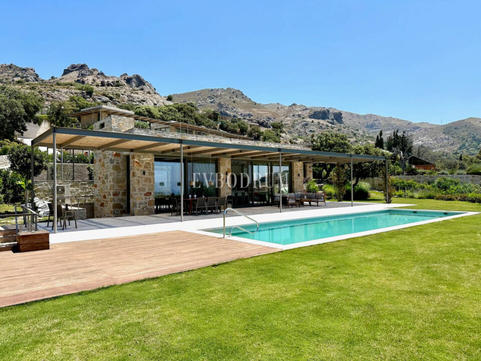 Modern, havuzlu ve geniş bahçeli villa