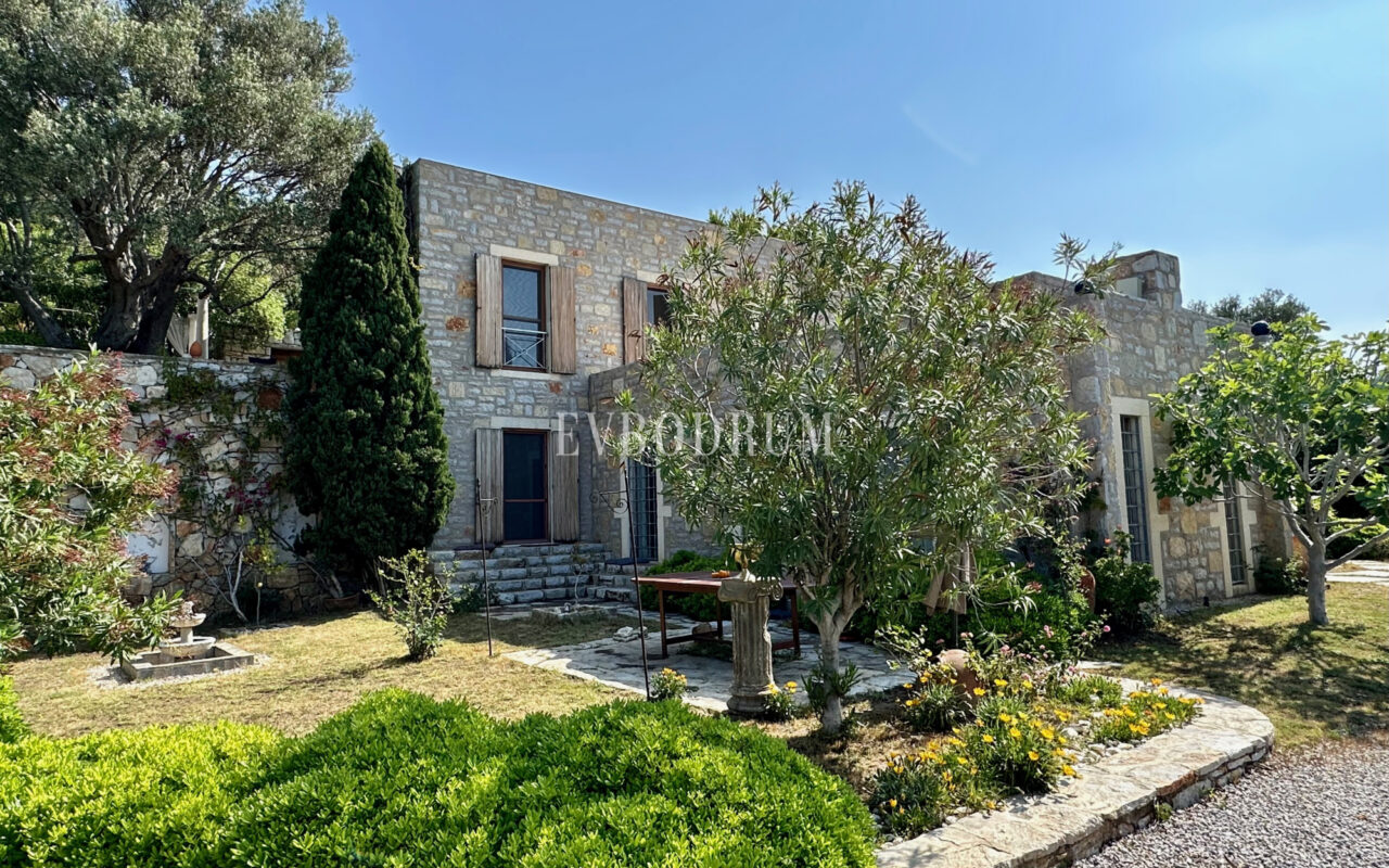 Yalıkavak’ta havuzlu ve misafirhaneli otantik taş villa