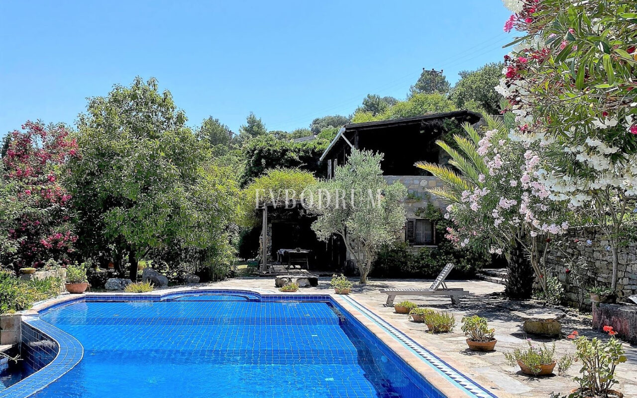 Geniş Bahçeli ve Özel Havuzlu Kiralık Taş Ev
