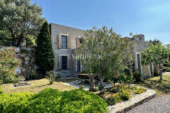 Yalıkavak’ta havuzlu ve misafirhaneli otantik taş villa