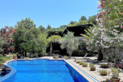 Geniş Bahçeli ve Özel Havuzlu Kiralık Taş Ev