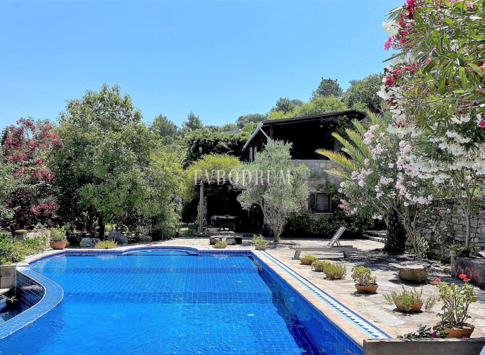 Geniş Bahçeli ve Özel Havuzlu Kiralık Taş Ev