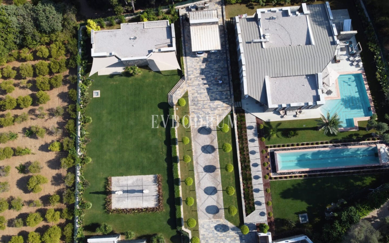 Bitez’de 2 Havuzlu, Misafir Evli Büyük Bahçeli Villa