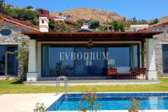 Gümüşlük'te bahçe içinde, havuzlu villa