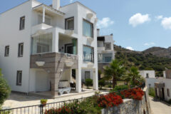 Deniz manzaralı, ortak havuzlu tripleks villa