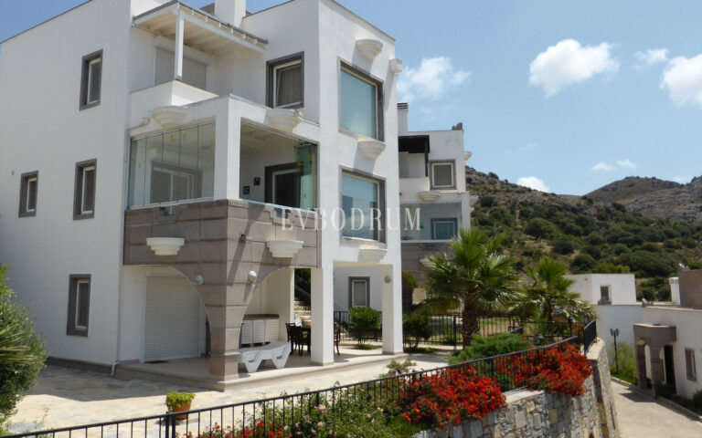 Deniz manzaralı, ortak havuzlu tripleks villa – Görsel 8