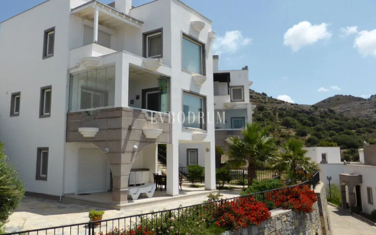 Villa with sea view and communal pool – Photo 8