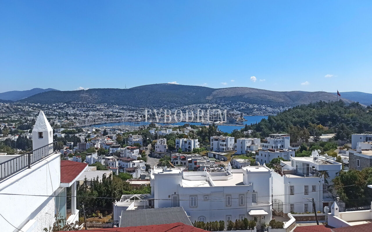 Merkezi lokasyonda, deniz manzaralı ikiz şehir evi