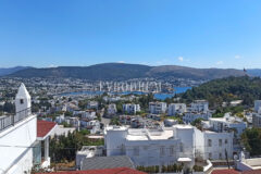 Merkezi lokasyonda, deniz manzaralı ikiz şehir evi