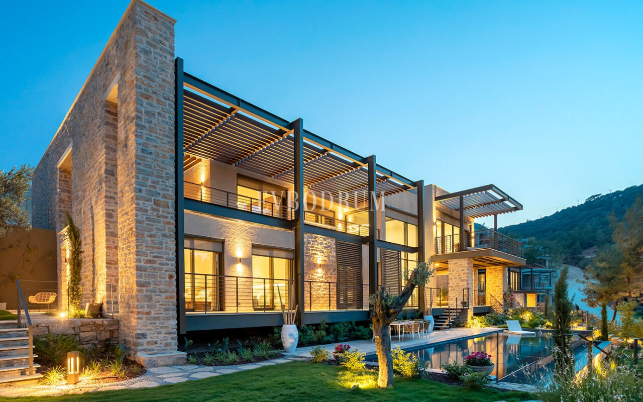 Yeni Proje: Denize Sıfır, Geniş, Havuzlu villa