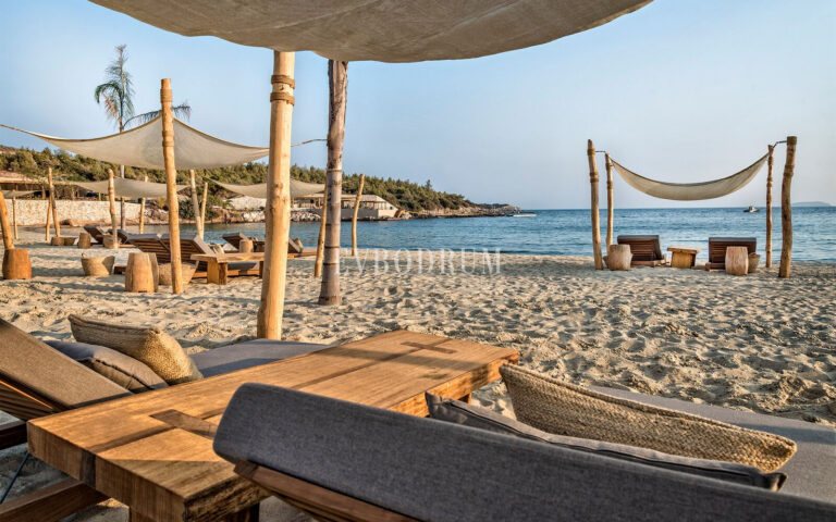 Özel Havuzlu ve Bahçeli Denize Sıfır Villa – Beach Jpeg