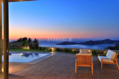 Yeni tamamlanmış, deniz manzaralı, özel havuzlu ve bahçeli villa