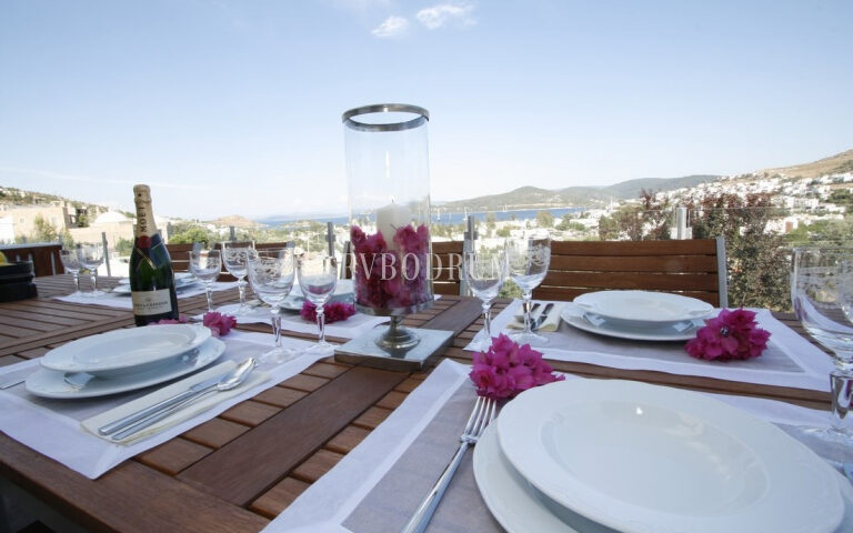 Özel Havuzlu ve Deniz Manzaralı Modern Villa – Titel