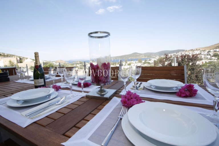 Moderne grosszügige Villa mit Privatpool und Meerblick – Titel