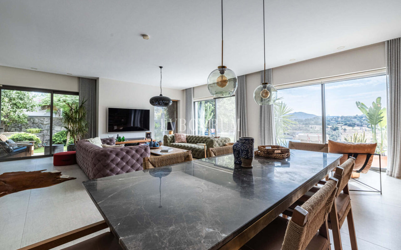 Merkezi lokasyonda zarif, tek katlı, havuzlu villa