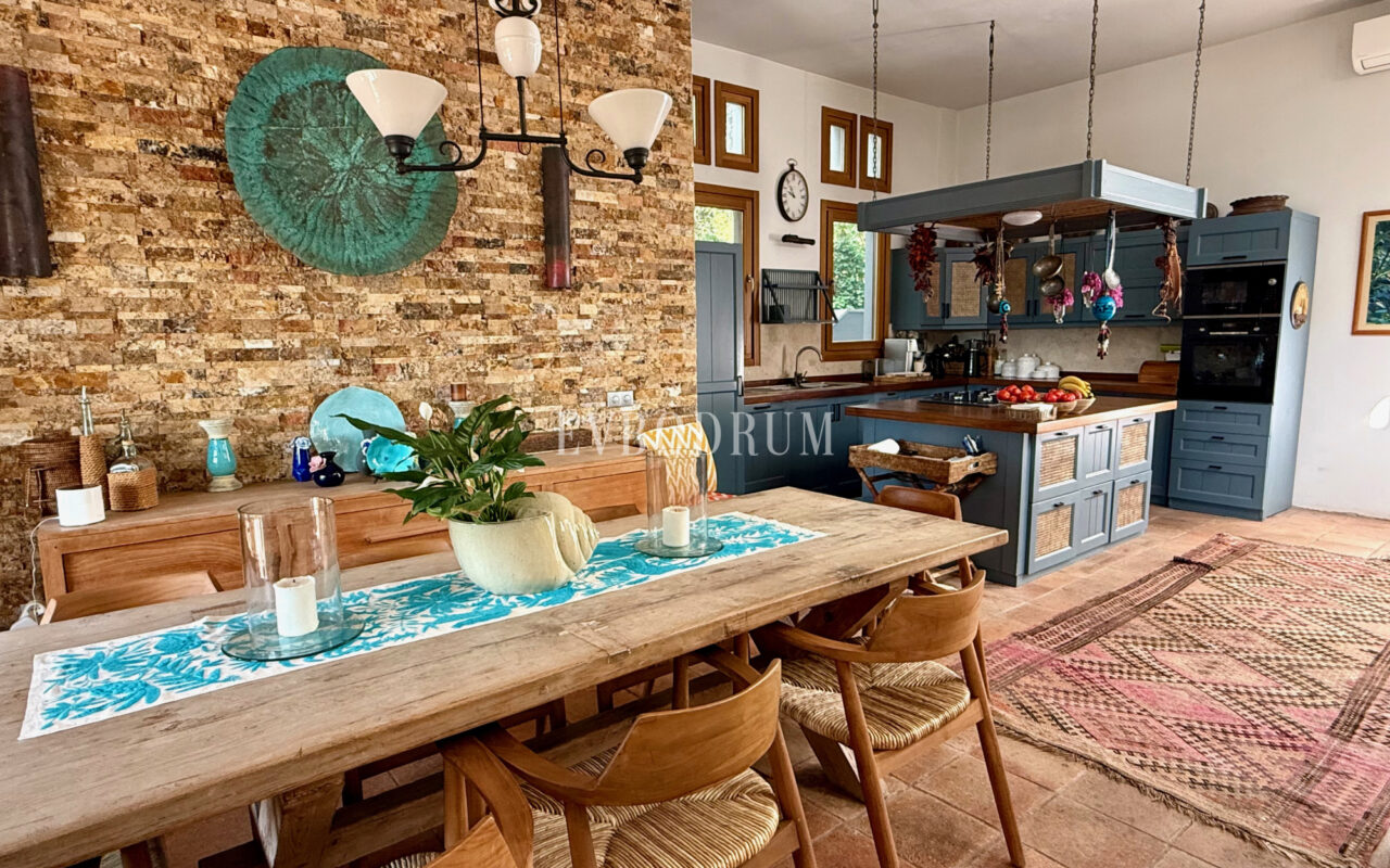 Plaja yürüme mesafesinde, havuzlu ve bahçeli geniş villa