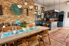 Plaja yürüme mesafesinde, havuzlu ve bahçeli geniş villa