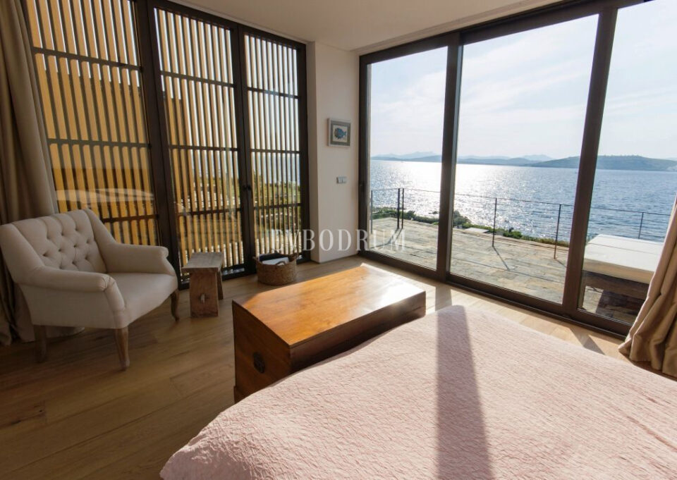 Denize sıfır özel havuzlu villa