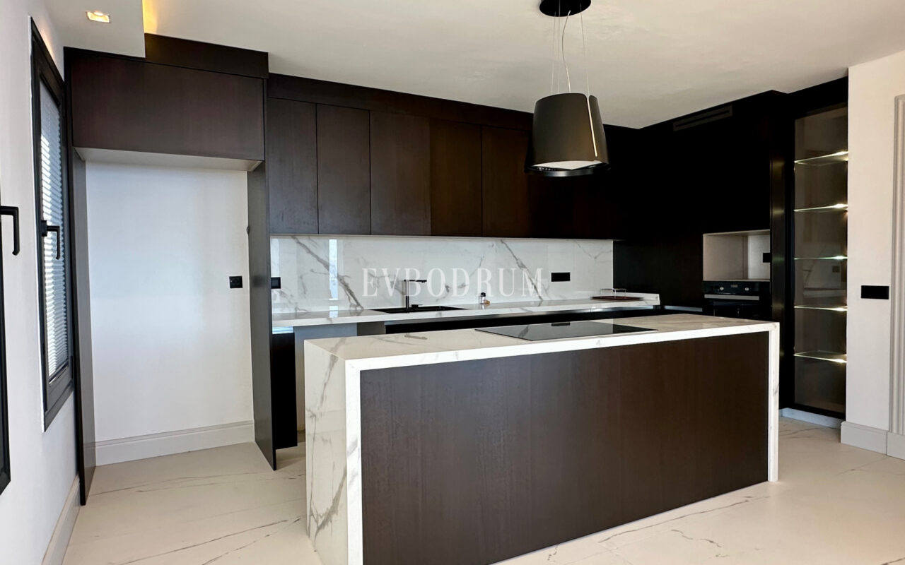 Ön sırada, havuzlu ve plaja erişimli yeni villa