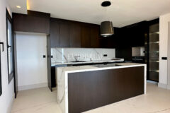 Ön sırada, havuzlu ve plaja erişimli yeni villa