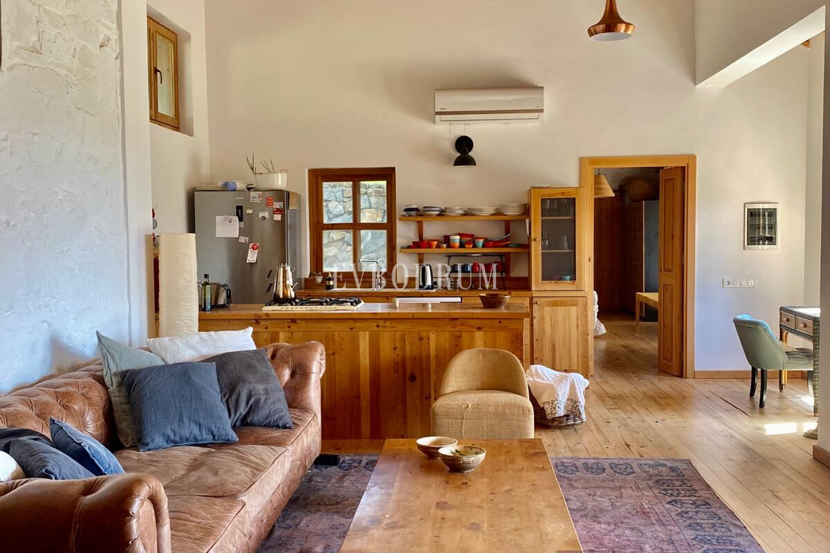 Gümüşlük, Karakaya’da bahçe içinde müstakil taş villa