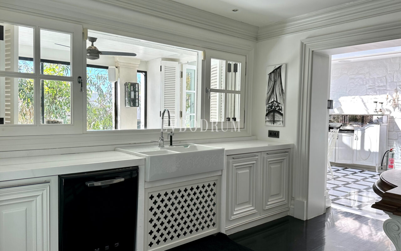 Zarif ve özel, havuzlu, manzaralı şehir evi