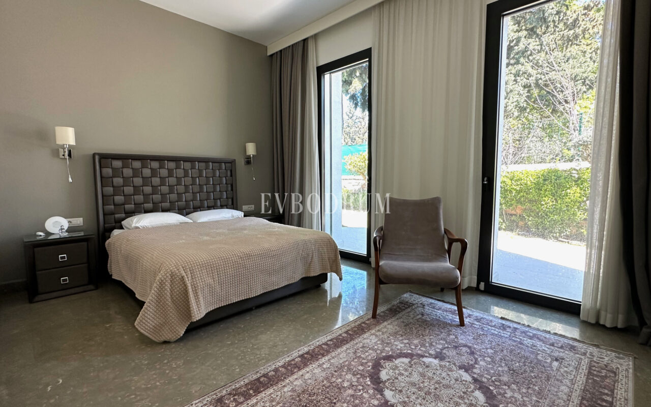 Bitez’de 2 Havuzlu, Misafir Evli Büyük Bahçeli Villa