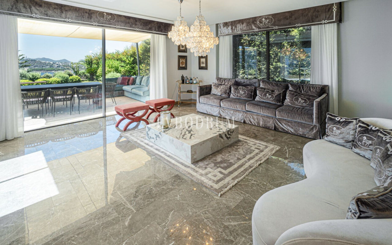 Plajlı sitede, özel havuzlu villa