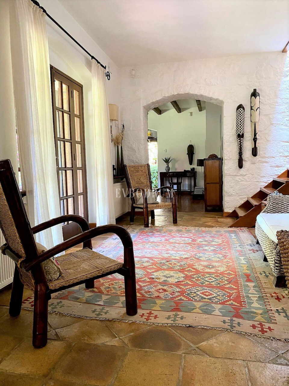 Geniş Bahçeli ve Özel Havuzlu Kiralık Taş Ev – Görsel 7